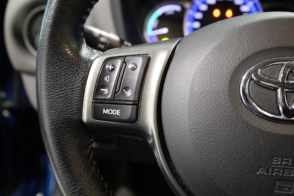 Toyota Yaris Hybrid e-CVT Active Navi Kamera Blåtand M-Värme 2015