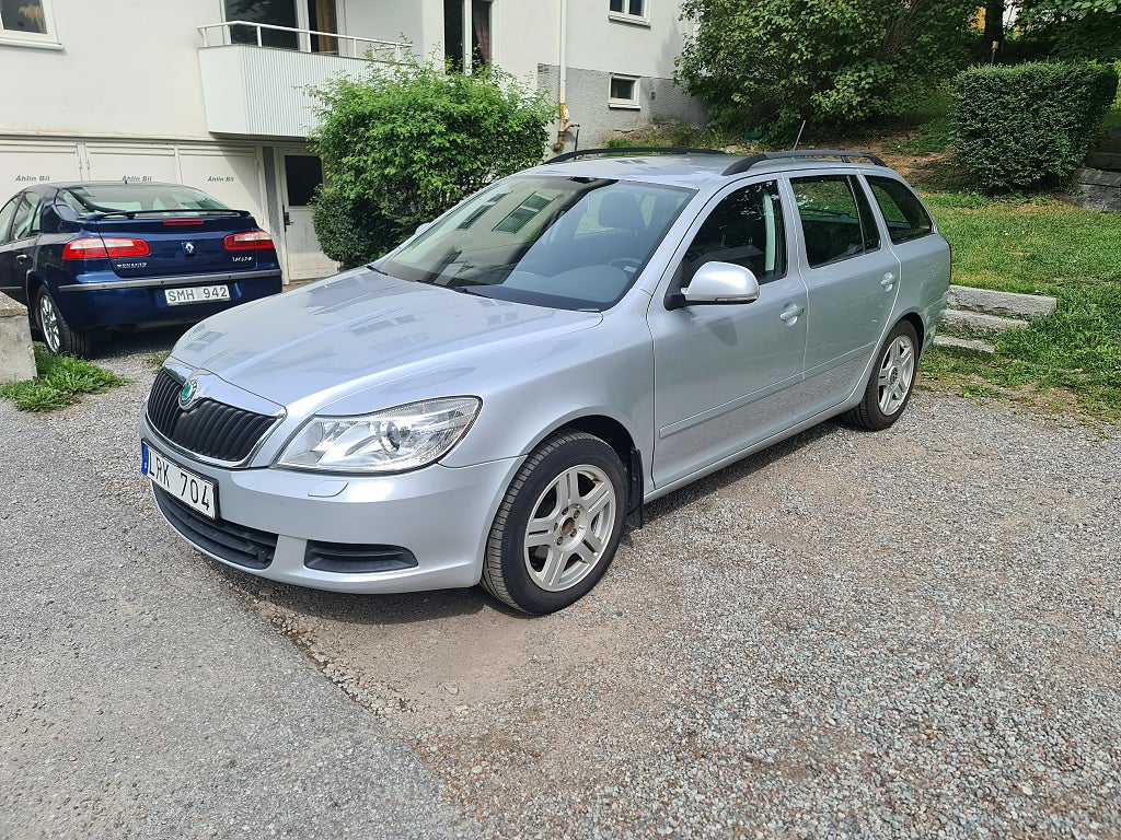 Skoda Octavia Kombi 1.6 MPI Ambiente Euro 5 Nybesiktad