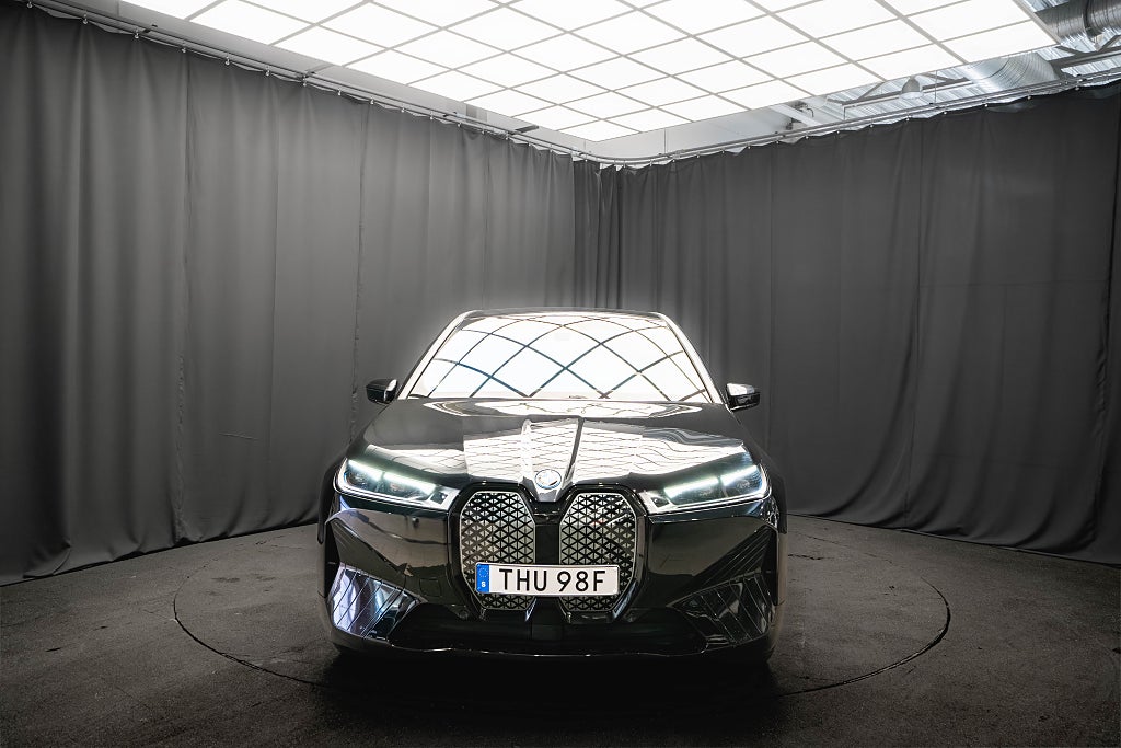 BMW iX xDrive50 LUFT B&W LASER BAKAXELSTYRNING 22'' HUD MOMS