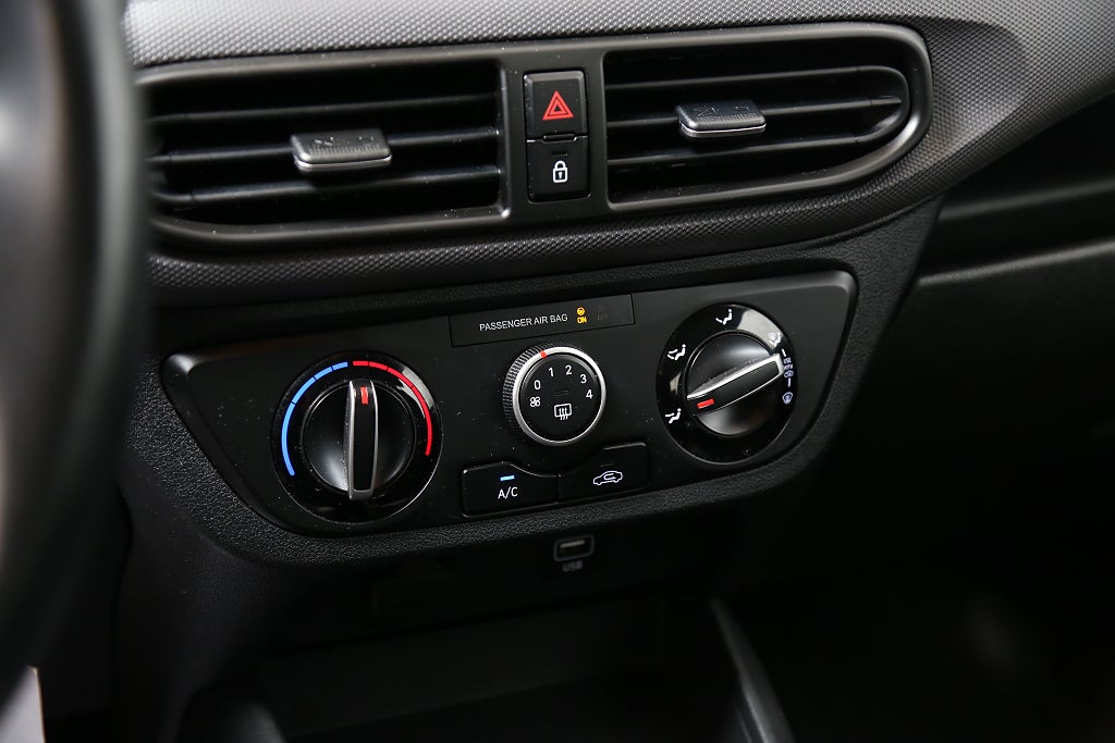 Hyundai i10 1,0 blue 67hk Essential Automat CarPlay Motorvärmare 2021