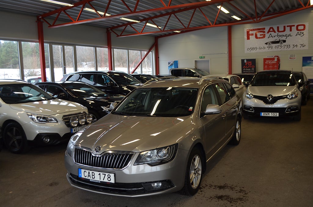 Skoda Superb Kombi 2.0 TDI 170 hk 4x4 M-Värmare Navi Drag