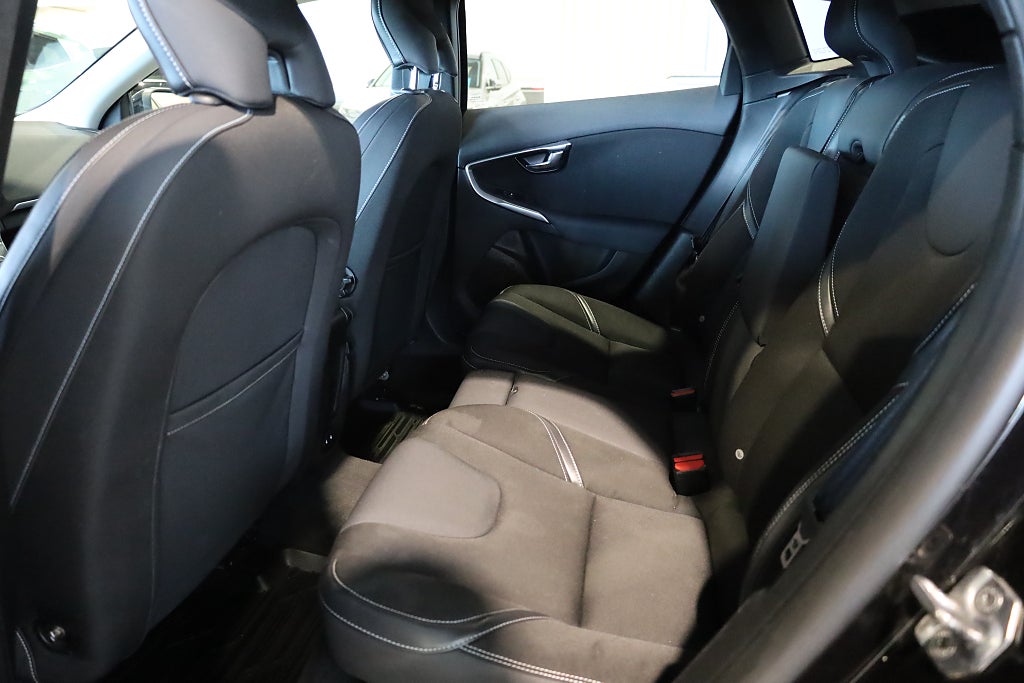 Volvo V40 T3 AUT Momentum | Värmare | PDC | Bluetooth |