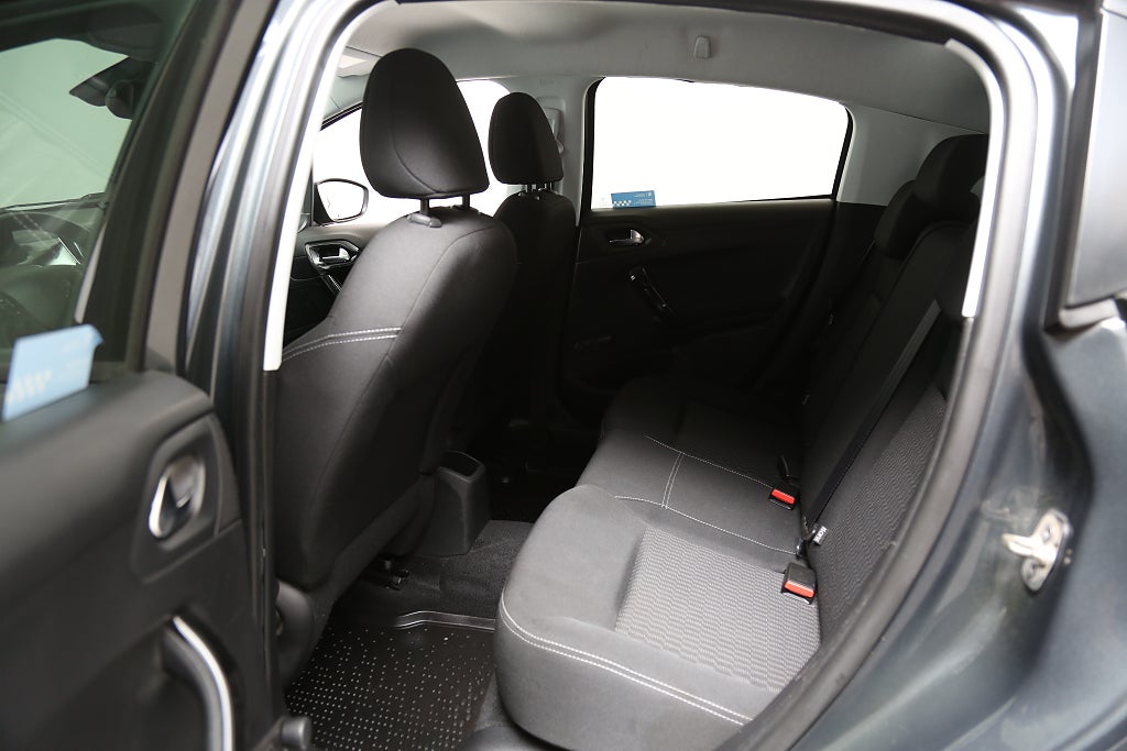 Peugeot 208 1,2 PureTech 82hk Style 5-dörrar P-sensorer Nybesikt 2016