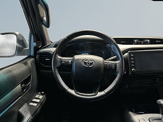 Toyota Hilux Dubbelhytt 2.8 4WD Invincible MOMS/MoK/Skinn/Kamera/SoV – bild 9