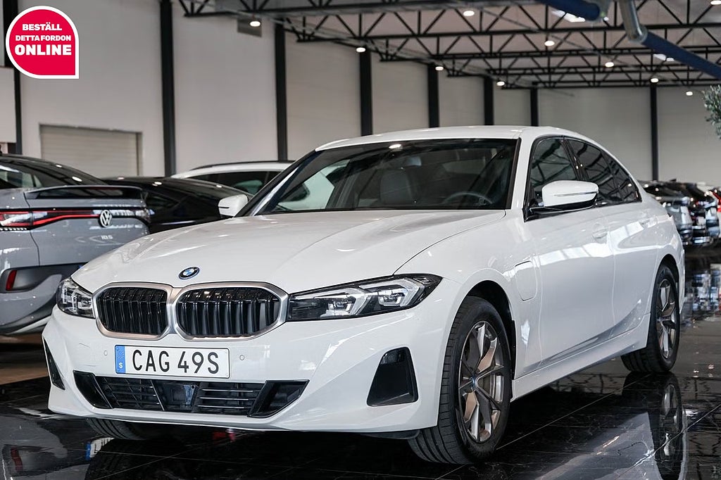 BMW 330e xDrive Sedan Facelift Drag Widescreen       