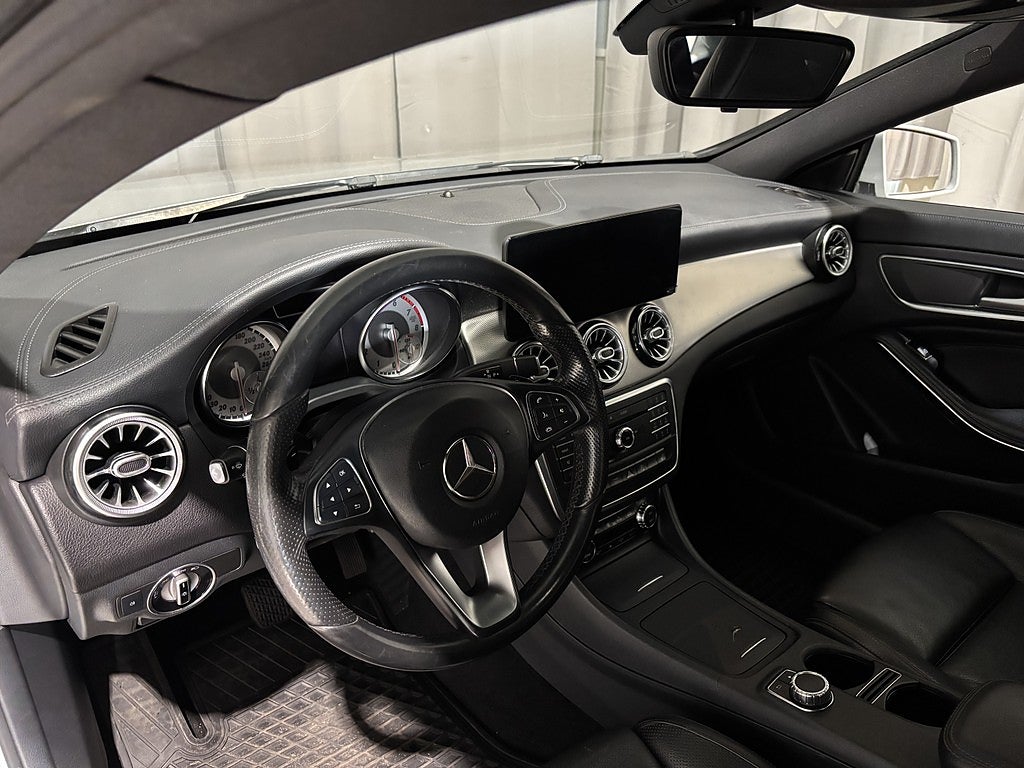 Mercedes-Benz CLA200 200 7G-DCT Urban Line Bkam Pano Skinn Navi Drag Ambligh
