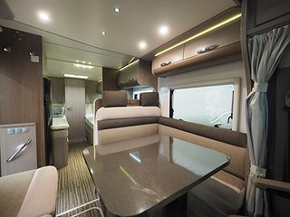 Husbil-halvintegrerad Adria Matrix 10 av 20