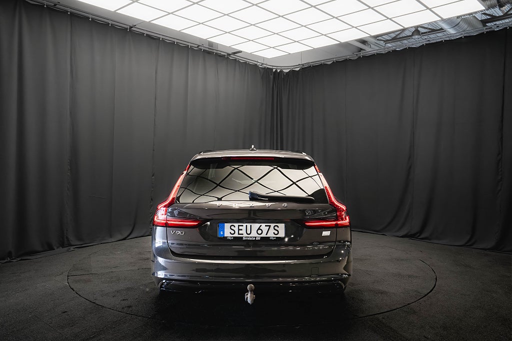 Volvo V90 Recharge T6 AWD ULTIMATE DARK B&W PANO LUFT LÄDER MOMS
