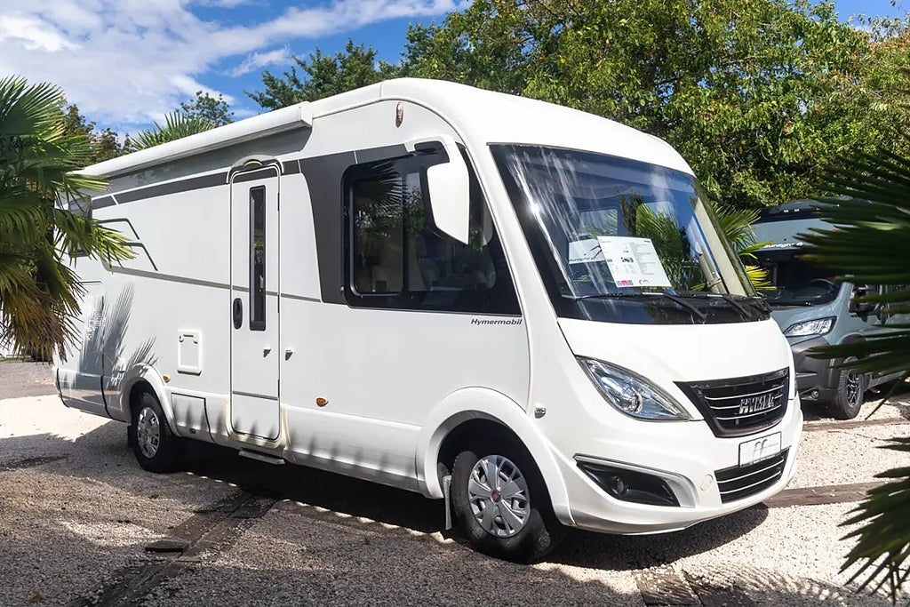 Hymer B 674 SL Aut , Alde, Inverter, 2 x Ac, L-bäddar, endast 1800mil 