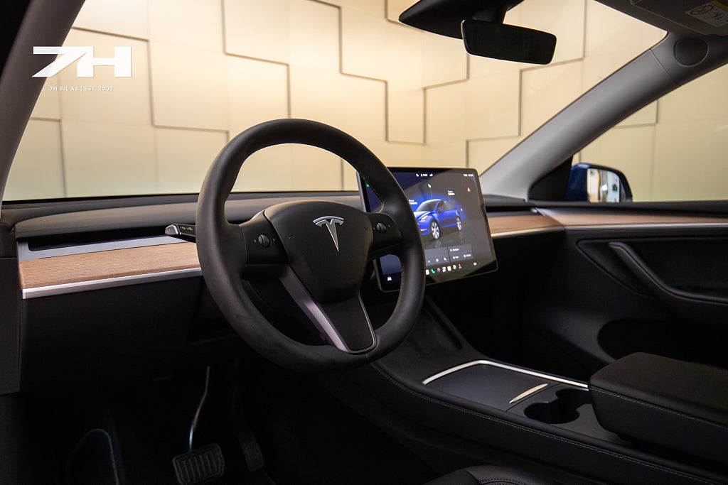 Tesla Model Y Long Range AWD Long Range  360° Pano / Autopilot / Moms