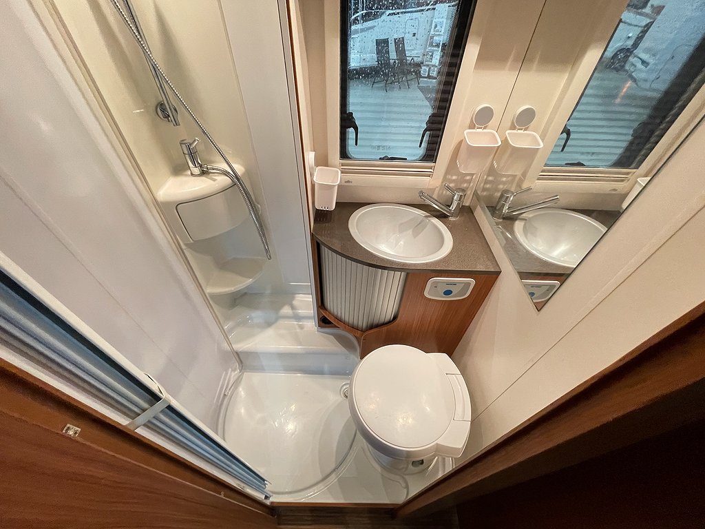 Adria Matrix 680 SL / B-körkort / Taksäng / El-Patron / Ugn - Adria