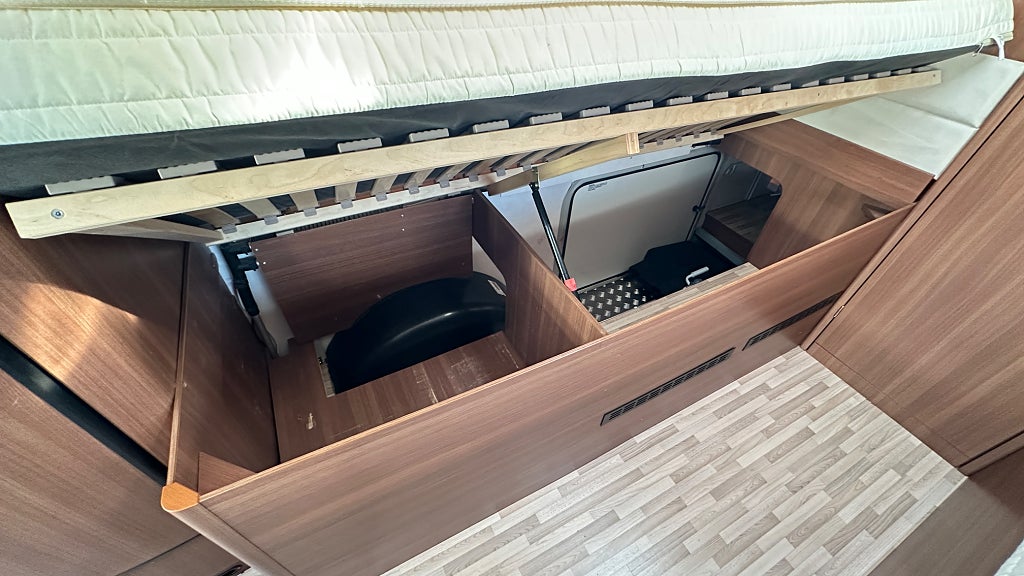 LMC T 712 Blackline Cruiser , Alde, Långbädd thumbnail