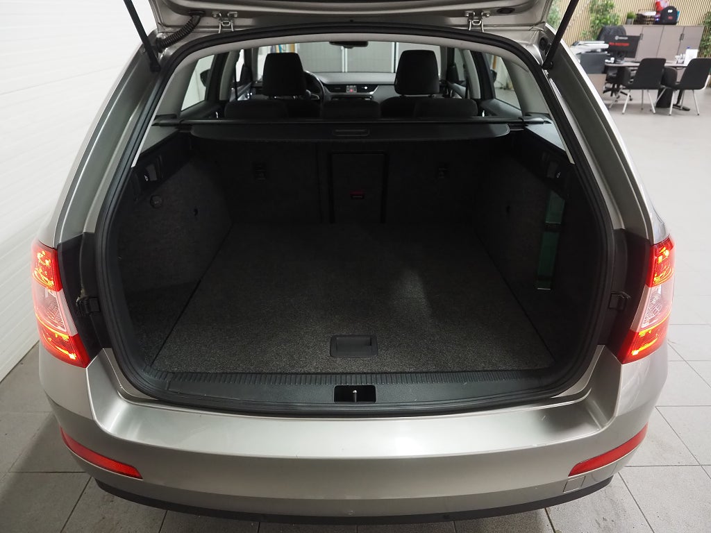 Skoda Octavia 1,2 TSI Elegance Kombi Aut Motorvärmare P-Sensorer