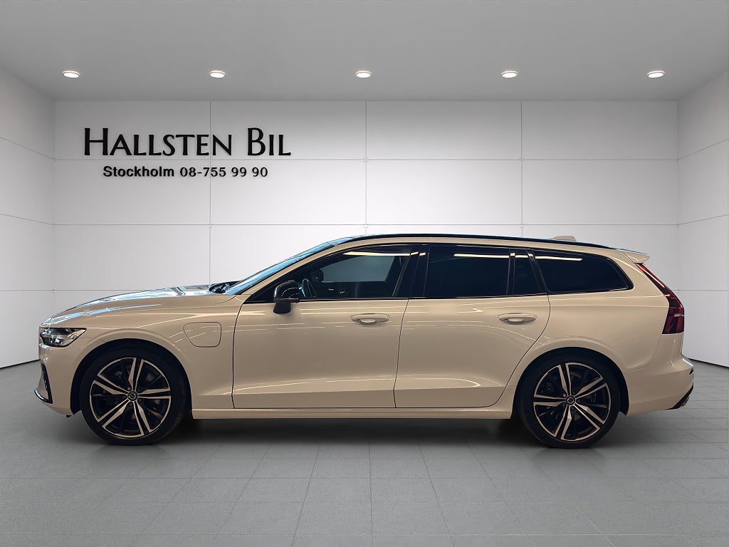 Volvo V60 Recharge T8 AWD R-Design Pano Harman Drag Skinn SvSåld