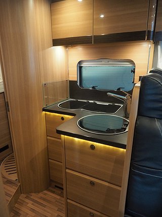 Husbil-halvintegrerad LMC Breezer H737 13 av 20