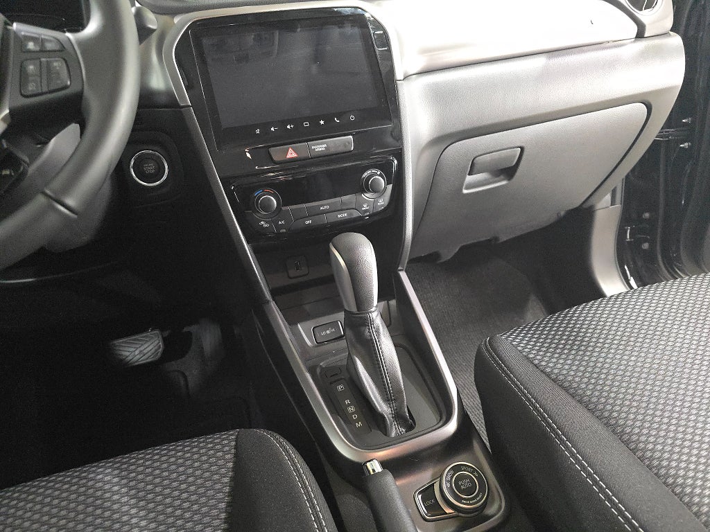 Suzuki Vitara 1.4T Hybrid AWD | V-Hjul M-Värm