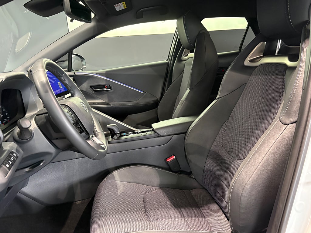 Toyota C-HR PHEV e-CVT 2,0 223hk Executive Värmare Drag - bild 4