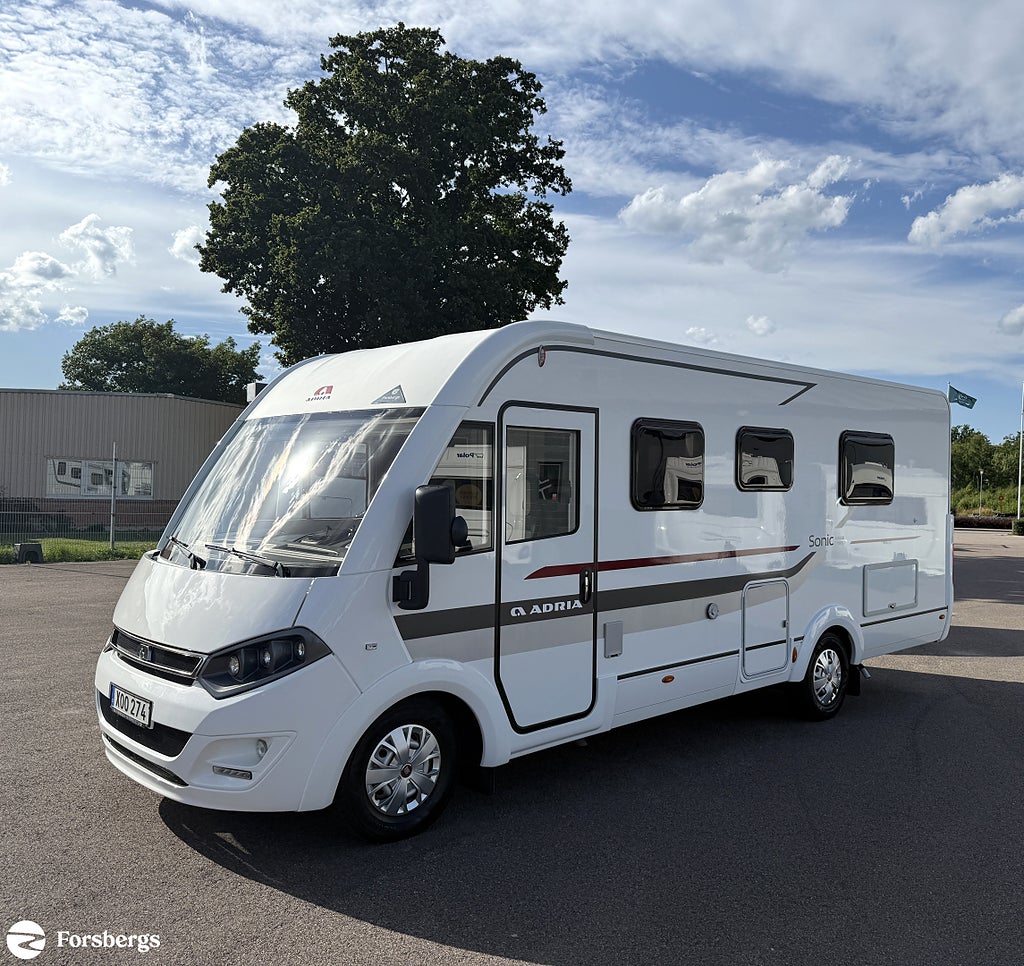 Adria SONIC I 700 SLT // Låga långbäddar och hög lastvikt!