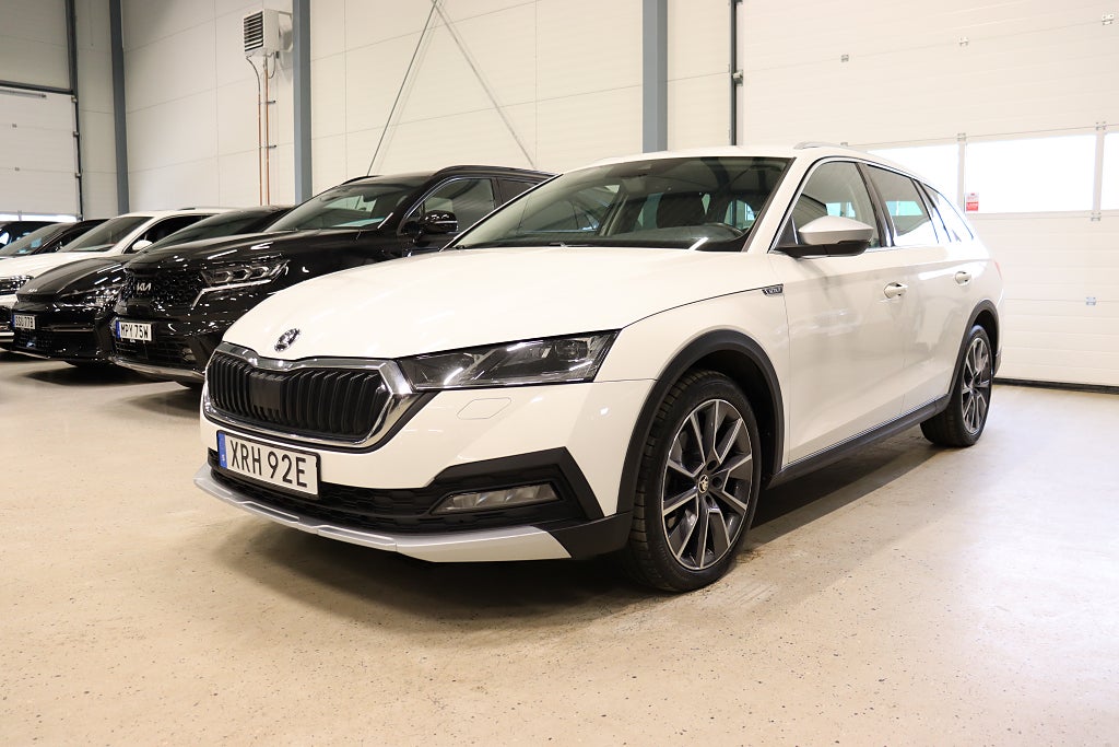 Skoda Octavia Scout 2.0 TDI 4x4 B-Kamera Drag D-Värm Cockpit 1-Ägare 200hk 