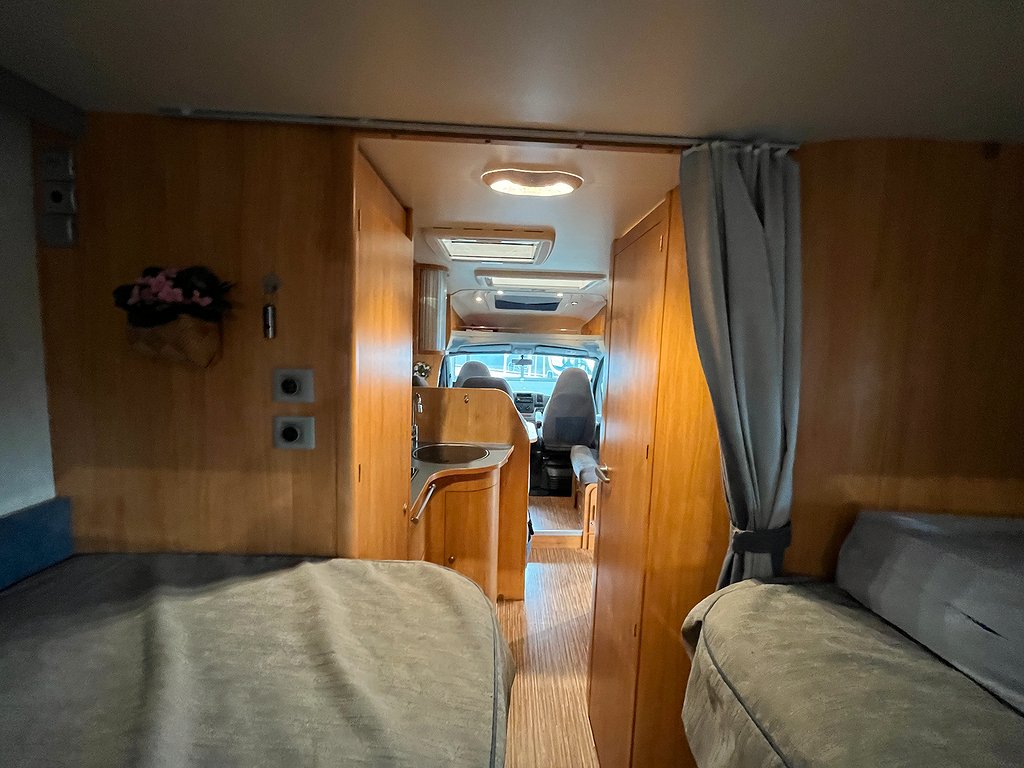 Adria Coral 670 SL /B-körkort/Solcell/Långbädd/Garage - Adria