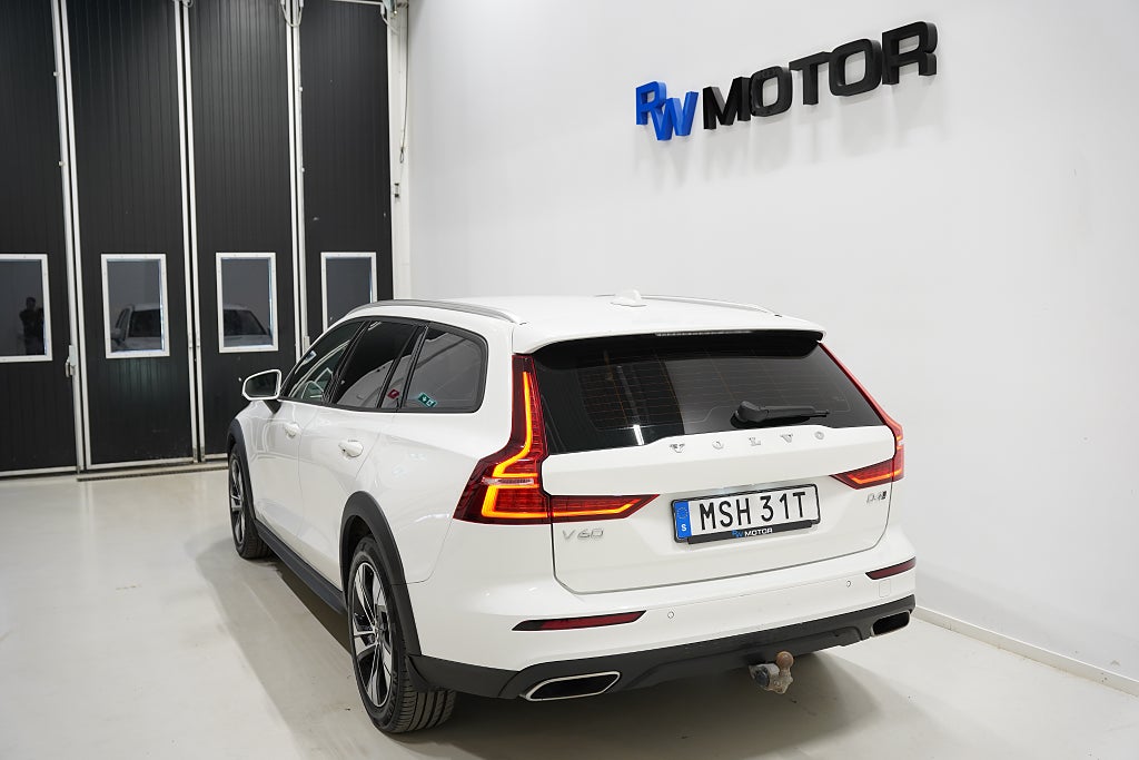 Volvo V60 Cross Country D4 AWD 190hk Momentum D-värm Drag VOC P-sens MOMS