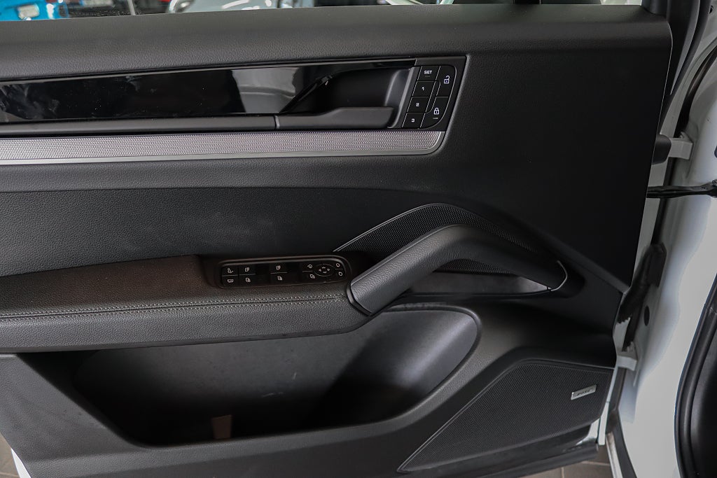 Porsche Cayenne Coupé E-Hybrid SportDesign BOSE Passagerardisplay MOMS