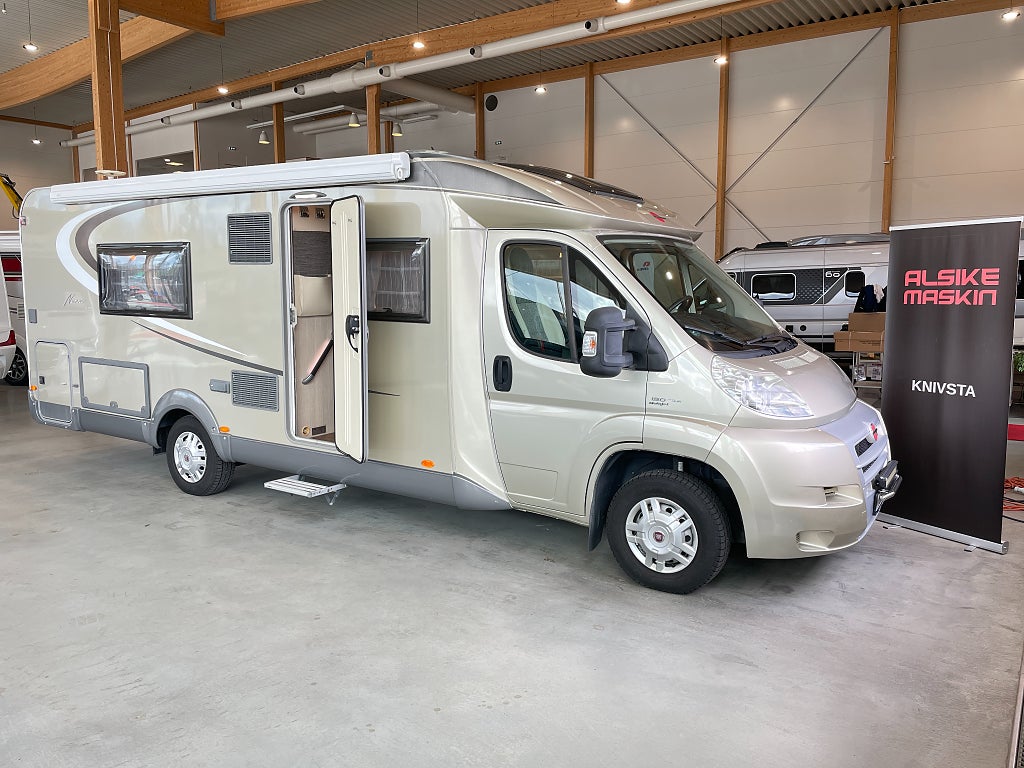 Bürstner Nexxo t 720 / B-körkort / Solcell / Badrum bak / Ugn /