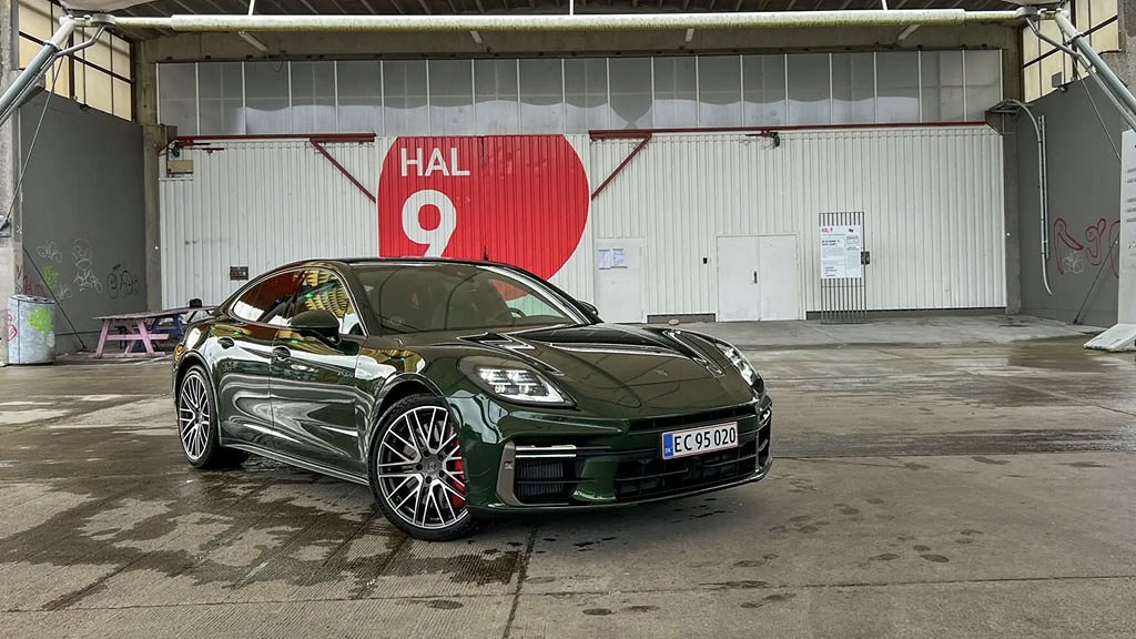 Porsche Panamera snett framifrån