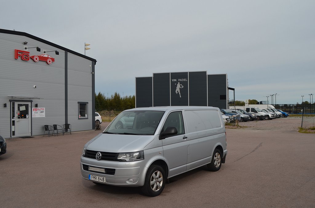 Volkswagen Transporter 2.0 TDI 140 hk D-Värmare Drag 3-sits