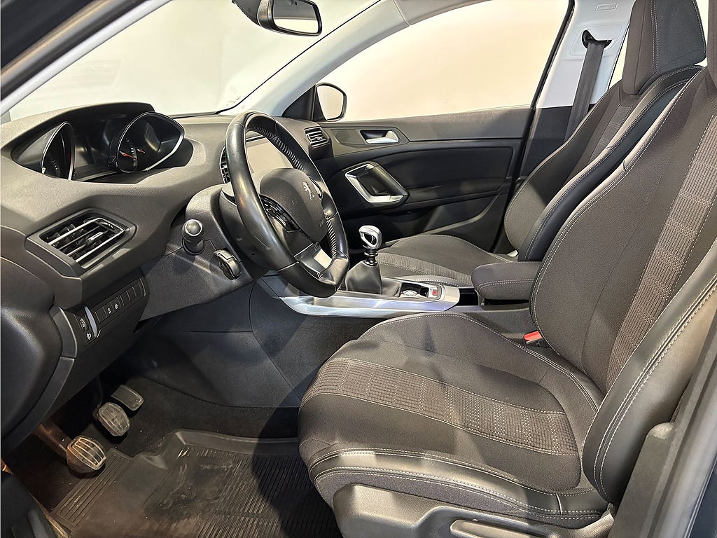 Bild på Peugeot 308 5D Allure 1.2 PT 130hk - CARPLAY, BACKSENSORER