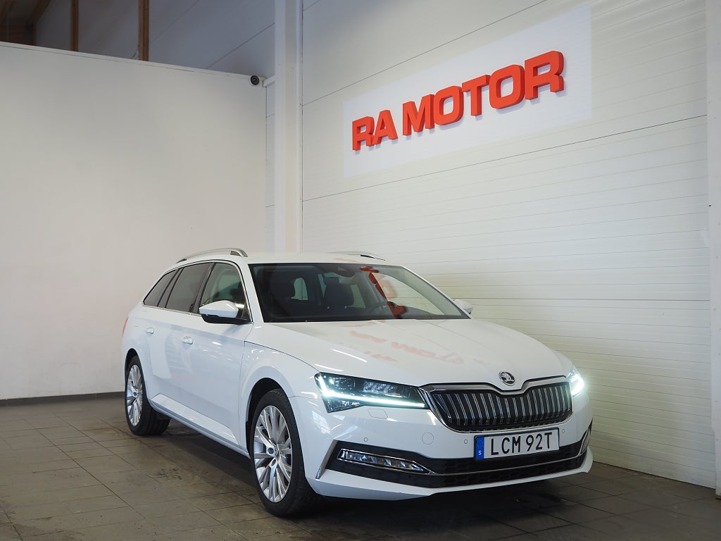 Skoda Superb iV 218hk Plug-in Style Drag Cockpit Värmare B-Kam Moms