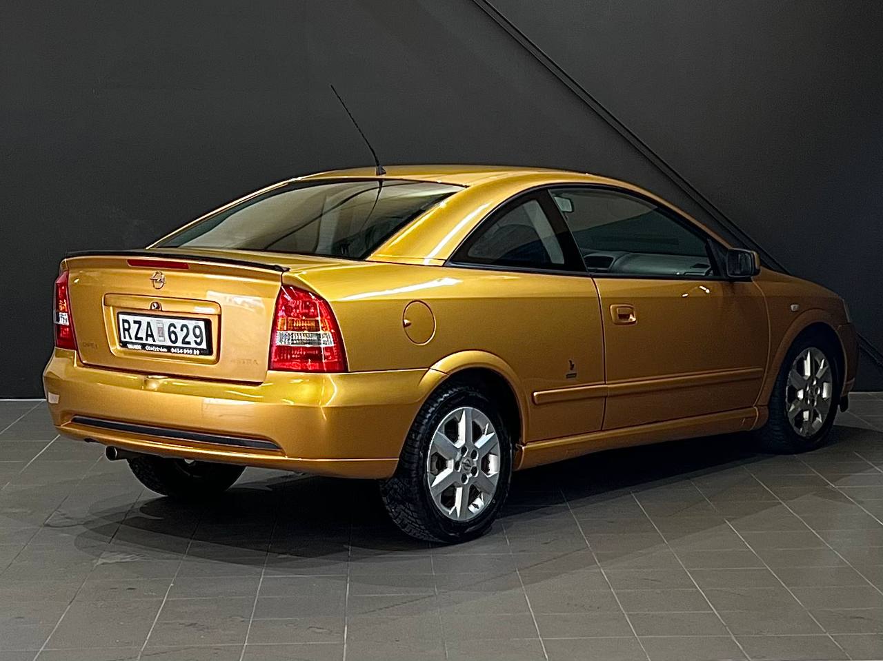Opel Astra Coupé 2.2 2001, kuva 4/45