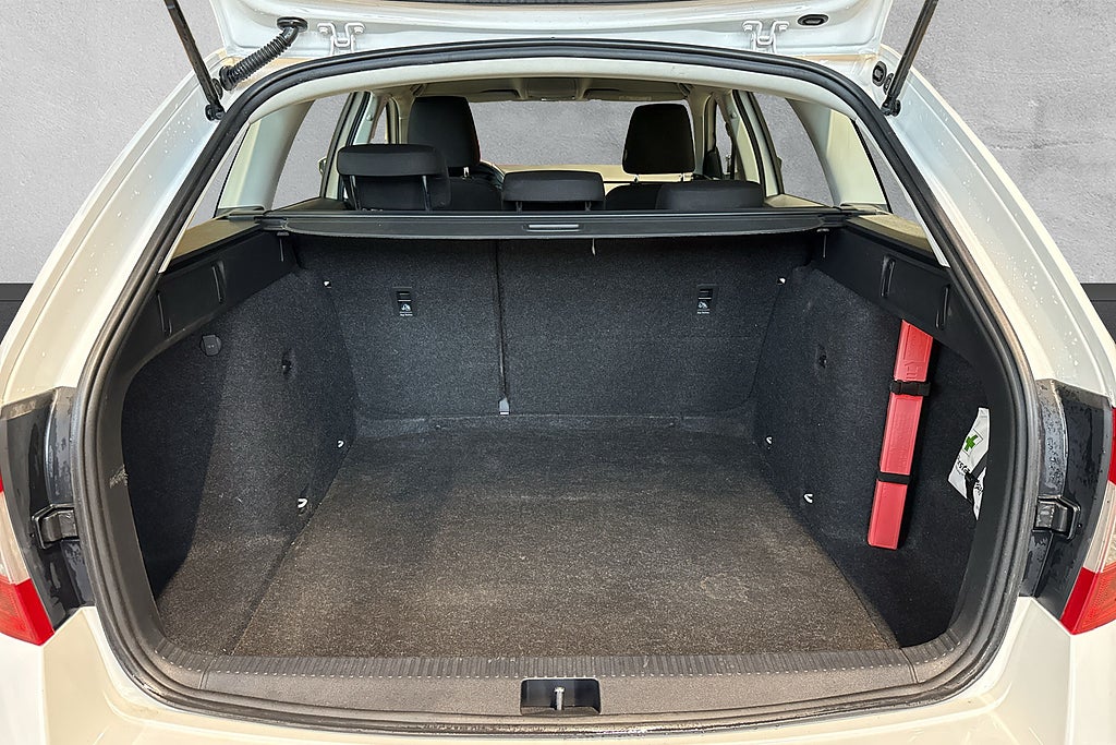 Skoda Octavia Kombi 1.6 TDI SCR 3-Ägare Automat Bluetooth