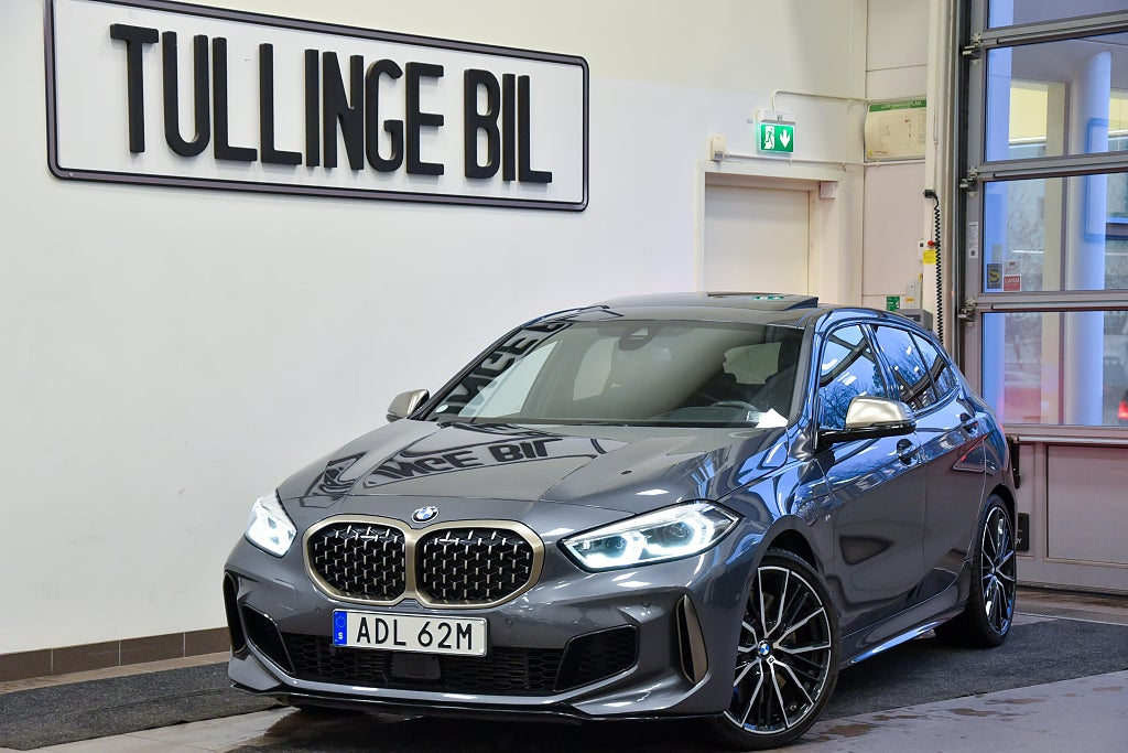 BMW M135i xDrive 306HK Pano H/K HuD Elstolar Läder Sv-Såld