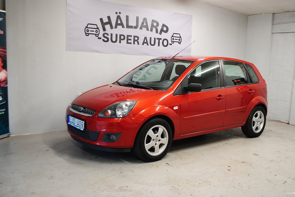 Ford Fiesta 5-dörrar 1.4 Euro 4/ Besiktigat/ Ny servad/AC