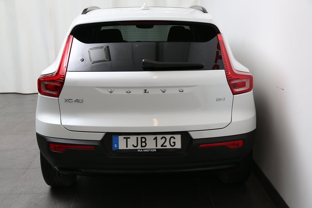 Volvo XC40 B4 Bensin 197hk Ultra Dark Skinn l Panorma l H/K l 360°
