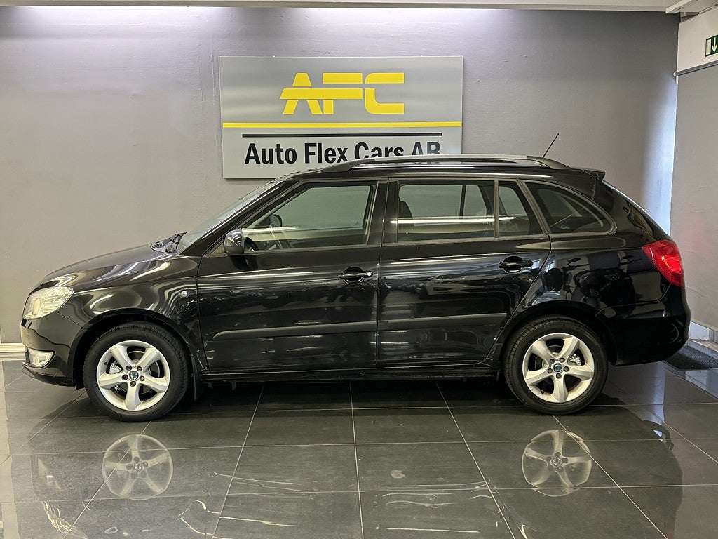 Skoda Fabia Kombi 1.2 TSI Elegance | Nybesiktad | P-sensor | Drag