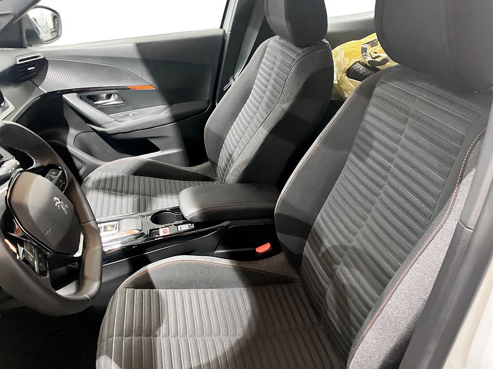 Bild på Peugeot 2008 Active 50kWh 136hk Aut CARPLAY B-KAMERA