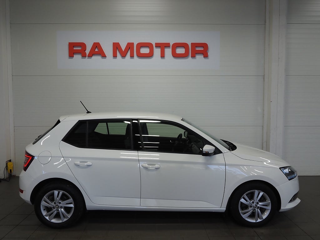 Skoda Fabia 1.0 TSI Style 95hk Motorvärmare Carplay P-Sensorer 2021