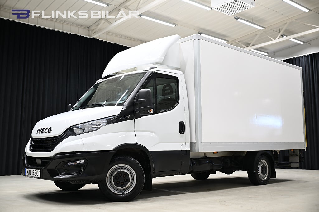 Iveco Daily 136HK Automat|Volymskåp|BGLyft|Sidodörr|Backkamera|Moms