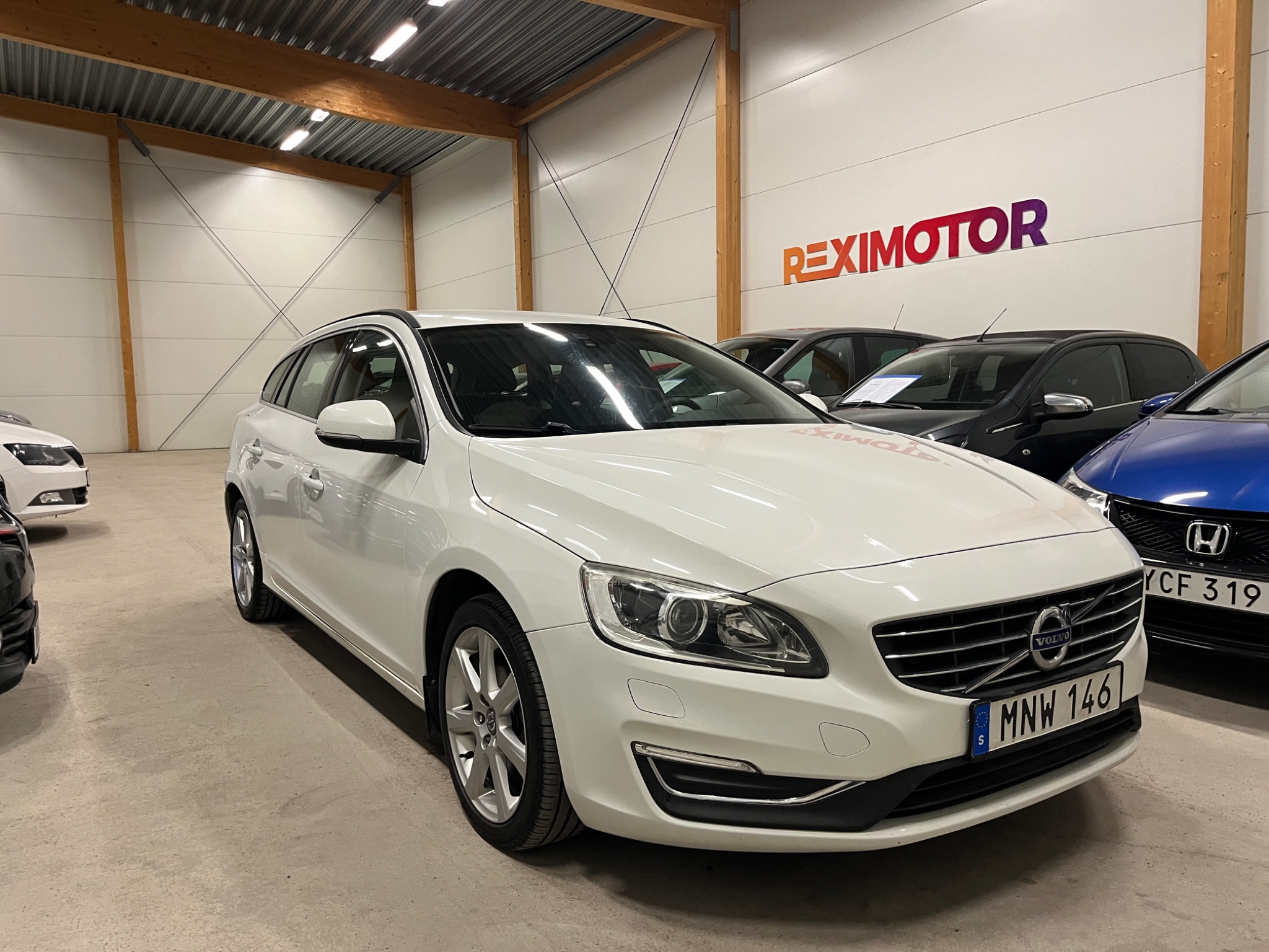 Volvo V60 2016, photo 2/45