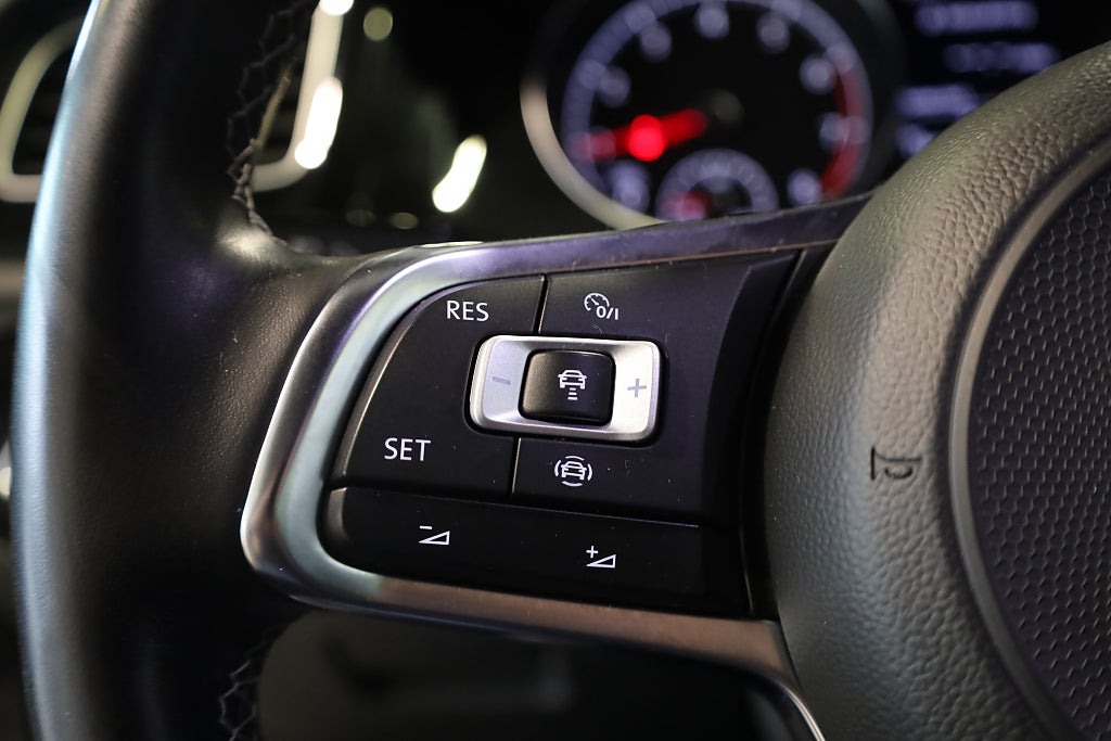 Volkswagen Golf 5-dörrar 1.5 TSI 150HK R-Line M-Värme Kamera Plus-Pkt 2019