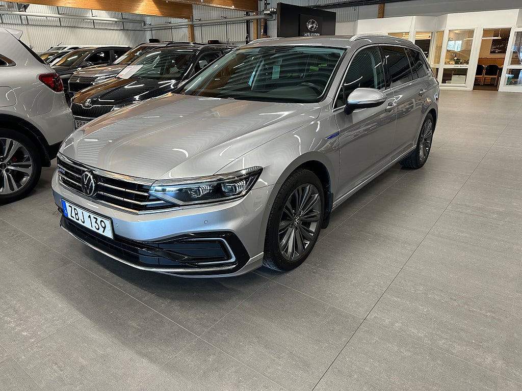 Volkswagen Passat Kombi GTE 1.4 TSI Executive läder nav värmare V-hjul
