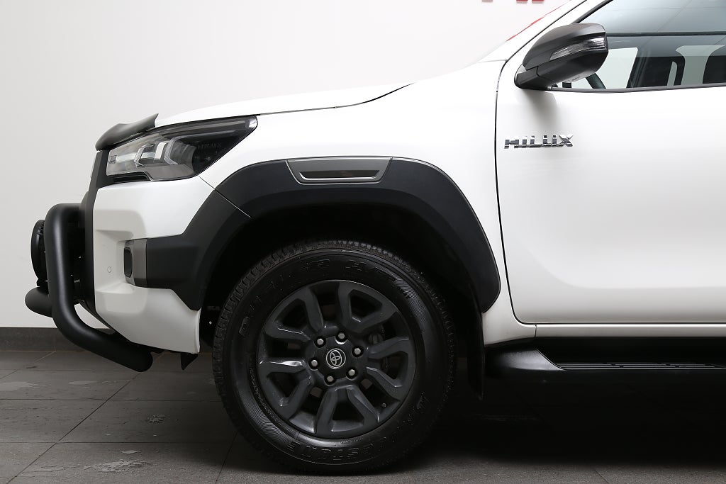 Toyota Hilux Dubbelhytt 2,8 MHEV 204hk Invincible 4WD Flak/Kåpa Moms 2026