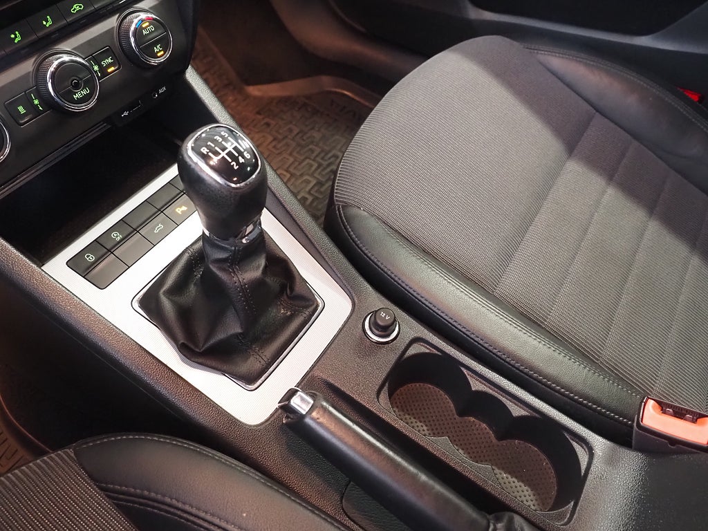 Skoda Octavia Kombi 1.4 TSI 150hk Premium Värmare Drag B-Kam 2017