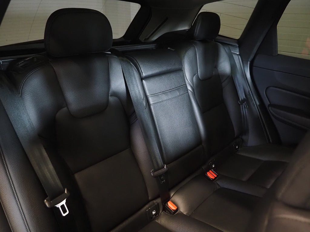 Volvo XC60 Recharge T6 AWD Inscription Pano Drag VOC Kamera Läder 2021
