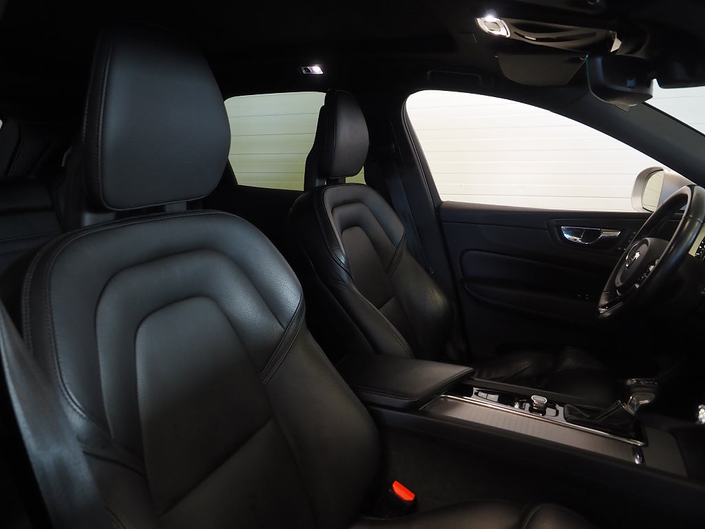 Volvo XC60 T5 AWD 250hk R-Design |Luftfjädring|Pano|Drag|22"| 2018