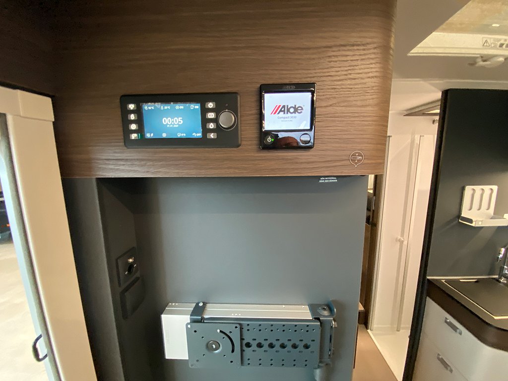 Adria Matrix Supreme 670 SL / Taksäng / Alde / Aut 180hk/Ugn - Adria