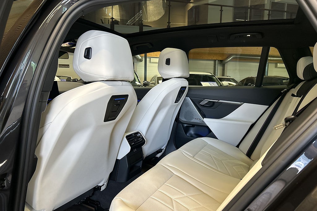 BMW i5 eDrive40 Touring M-sport Pro / Panorama Comfortpkt /
