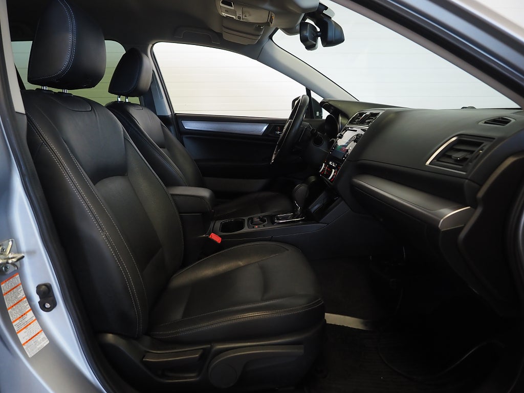 Subaru Outback 2.5 4WD Lineartronic 175hk Drag Skinn B-Kamera M-Värm